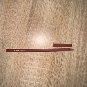 CAIA läppenna, Laguna - Läppenna från CAIA i färgen Laguna. 95% kvar.