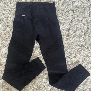 Aimn Tights - Säljer dessa superfina aimn tights✨ De är i stolek S och i super skick🩷 Notera att det är modellen som har som små hål vid låren samt längst ner vid benen, se bild två✨  Hör av dig om ni undrar något eller vill ha fler bilder✨