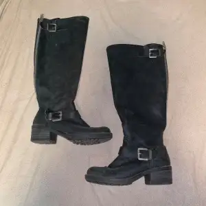 Knähöga boots med liten klack, jätte sköna. Storlek 37