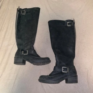 Boots - Knähöga boots med liten klack, jätte sköna. Storlek 37