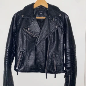 svart Skinnjacka  - Svart skinnjacka nästan aldrig använd.