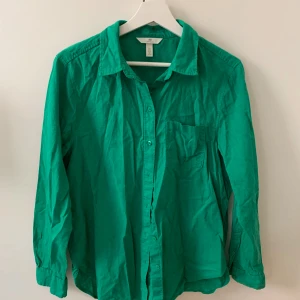 Grön skjorta  - En superfint grön skjorta från hm! Säljer pågrund av att den kommer till användning!