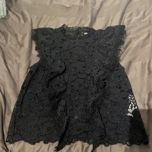 säljer min fina zara blus💝 - Säljer denna blus för jag aldrig använt den! Pris går att diskutera💓