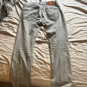 Säljer ett par snygga gråa jeans från levis’s. Köpta för ungefär ett och ett halvt år sedan. Finns en defekt (se bild) men det syns inte när man har bälte på sig. 