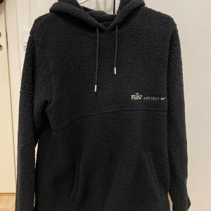 Nike fleecetröja - Storlek s. Lång i modellen. Lite använd men i bra skick 