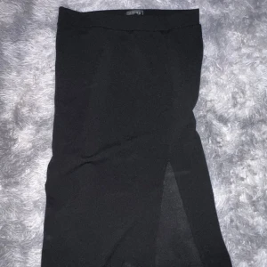 svart kjol - Köpt från newyorker använt 1 gång. Den är ganska lång och har en split vid kanten. Skriv för mer info