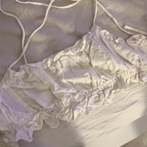 Topp - En tub topp med öppen rygg då man kan knyta hur man vill ha det