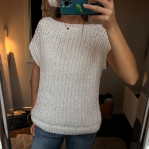 Stickad tröja - Stickad oversized väst/t shirt som man kan ha åt båda hållen och också med en tröja under om man vill 💕 