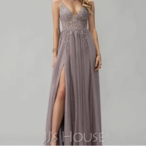 Fin balklänning - Jag säljer nu min balklänning från JJ’s house. Lila med slit för benet💜Den är i storlek S. Den är i ett väldigt bra skick💗Om du har någon fundering är det bara att fråga! 