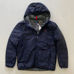 Ralph lauren jacka (helt ny) - Tja säljer nu denna helt sprillans nya Ralph lauren jackan! Jackan är i storlek M! Jackan är helt sprillans ny med tags på! Nypris 4295kr! Går att packa ihop genom fickan! Skriv vid frågor eller bilder! Vid snabbaffär=bättre pris