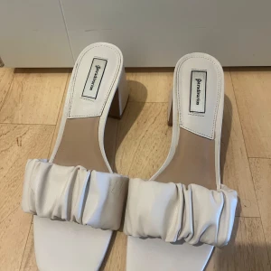 Stradivarius klackar - Så söta klackar från stradivarius men kommer ej till användning längre, har lite repor på ena klacken syns på bilden men inget man tänker på