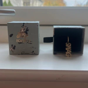 IOAKU örhänge - Jättefint örhänge från IOAKU i guld🥰🥰säljer för att jag nu har bytt till silver🥰skulle också kunna tänka mig att byta mot ett i silver, (det kan stå vad som helst, måste inte vara SWAG) 🥰🥰🥰