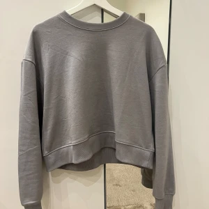 Tröja  - Skön tröja/sweatshirt i en gråaktig nyans från Lager 157. Köpt ganska nyligen och använd fåtal gånger. Super skön med luddigt material inuti. 