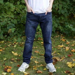 Mörkblå tiger of sweden jeans (pistolero) - Säljer ett par snygga mörkblå jeans i bra skick. De har en klassisk femficksdesign och en knappgylf. Jeansen har en lätt tvättad look som ger dem en cool, avslappnad stil. Perfekta för både vardag och fest! Nypris runt 1300kr. pistolero