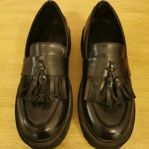 Chunky loafers - Chunky loafers stl 38 från attitude. Sköna och snygga på och passar till allt 😊 Använda men i fint skick! Finns i Hökarängen 