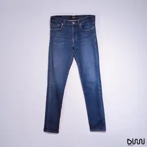 Nu säljer vi dessa J.lindberg jeans i storlek 31/32 | skick 9/10 ändast en liten sluttning på höger lår | pris 399 kr