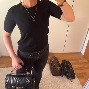 Stickad T-shirt  - Super snygg stickad T-shirt 💕💕jätte bra skick 