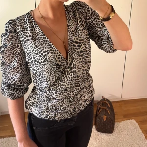 Mönstrad blus  - Mönstrad blus som är super snygg!! Var från början en klänning men har klippt av och gjort till en topp, därav väldigt unik 💕💕