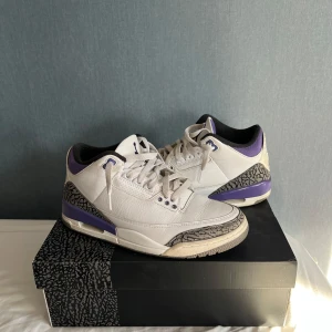 Jordan 3 dark iris  - Bra skick, men det är lite använda (kolla bilder) sista bilden så är det i båda skorna!  Skriv vid funderingar eller mer bilder!🤩 De är äkta!