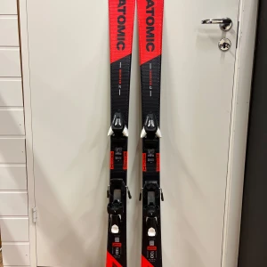 Skidor för barn 130cm  - Använd bara några gånger. Jätte fina och glider jätte bra. 