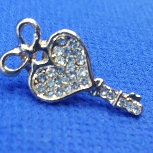 Pin - Nyckel - Pin nyckel oanvänd. ✨️Titta igenom alla mina upplagda och köp fler saker i bundle för att spara på frakten och få allt du köpt i ett och samma paket✨️