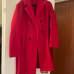 Kappa - Riktigt fin kappa, köptes förra hösten hann använda den 2 gånger bara, den är för liten nu. Mörk röd färg, den är ganska tjock i materialet! Kommer hålla dig varm