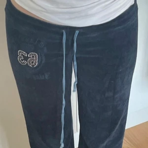 Juicy couture trackpants  - Juicybyxor i relativt bra skick. Vissa defekter kan förekomma. Måtten är ungefär 78cm i innerbenslängd och 82cm i midjan. 