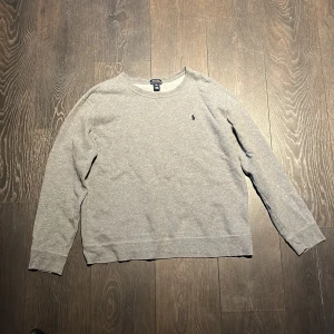 Ralph Lauren tjocktröja - Jag säljer denna ralph lauren tjocktröjan eftersom jag inte använder den längre. Tröjan är varm och perfekt nu till vintern, storleken är XL i barn, dvs ungefär S i herrstorlek och nypris är 1100. Hör av dig om funderingar