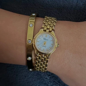 Klocka - Riktigt snygg guldklocka❤️ den fungerar bra och det går att ändra längden på armbandet❤️🔥 PRIS GÅR ATT DISKUTERA VID SNABB AFFÄR🔥