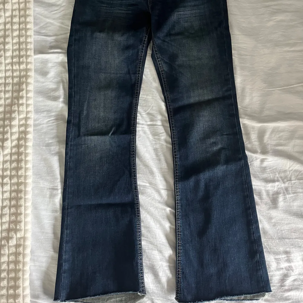 Säljer dessa blå bootcut jeansen, då de är förkorta för mig i längden (är 174cm) Märket saknas och även storlek men skulle uppskatta att de är i XS/S. Jeansen är midwaist och är i bra skick. . Jeans & Byxor.