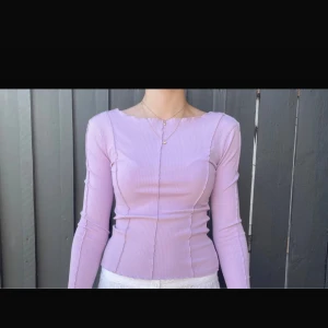 Ljus lila långärmad ribbad tröja.  - Stretchigt material. 