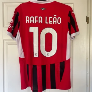 Rafa Leao fotbollströja Milan  - Helt ny reprint fotbollströja av Milan med Rafa Leao på ryggen. Storlek Medium 