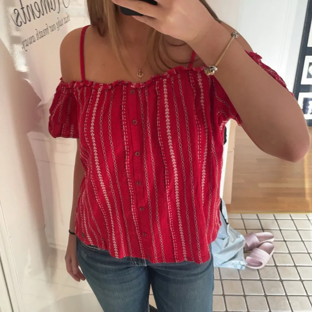 Jätte söt och unik off shoulder blus från superdry, aldrig använd så i väldigt bra skick. Öppen för prisförslag ❤️. Blusar.