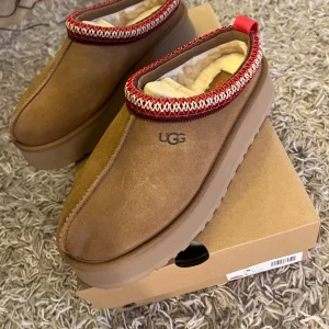 Uggs ”tazz” i chestnut  - Helt nya och oanvända Uggs i modellen ”tazz”. Färgen chestnut, passar perfekt nu i höst! Nästan slutsålda överallt. Säljer för att det var fel storlek, för mig. Storlek:39