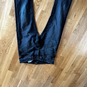 Jack and Jones jeans  - Säljer dessa feta jeans från Jack and Jones med en fet svart/grå tvätt
