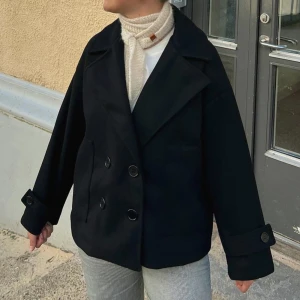 Kappa - Svart kappa från design by si som inte lägre kommer till användning. 🤍(Orginalpris 757kr)