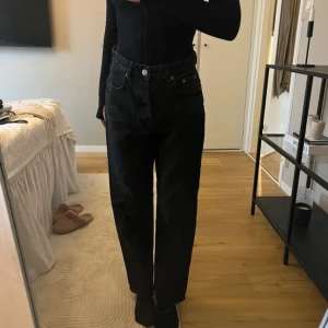 Svarta jeans  - Svarta jeans klippt som där nere ❣️