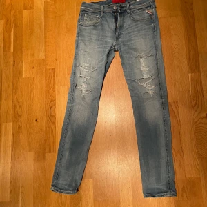 Replay Anbass - Hej! Nu säljer jag mina Replay Anbass ripped jeans. De är i väldigt bra skick. Pris kan diskuteras