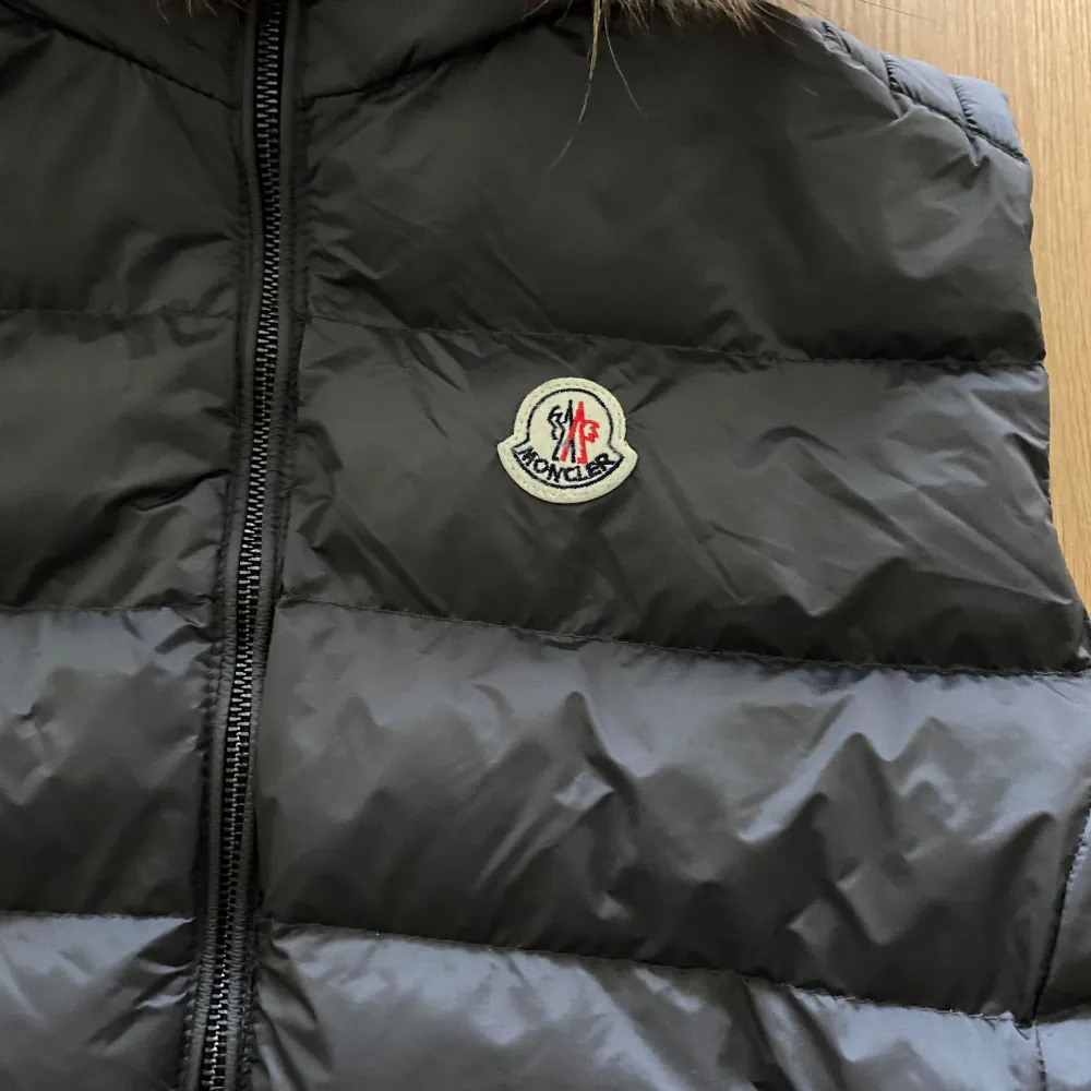 Nästan ny moncler väst. Den har inga skador. Stolrek M. Passar även L också. För kvinnor. Fraktar inom 24 timmar. Den är äkta. För mer info skriv. Kan mötas upp i stochkolm.. Jackor.