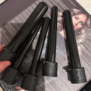 Locktång ny - Locktänger från Poze Hairextensions. Den är aldrig använd!!! Har öppnat förpackningen dock men sen har den bara legat i min byrå. Medföljer handske och 5 skaft. Storlek på medföljande skaft: 19mm, 25mm, 32mm, konisk 18-25, konisk 9-18. Nypris 895kr 💕