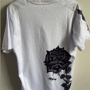 Real Madrid T-shirt  - Aldrig använd. Den är för stor för mig. Sitter mer som en S...