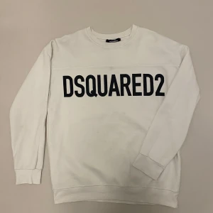 DQUARED2 tröja - Rikgit fet tröja från Dsquared2 invändigt bra skick utan några hål eller liknade skulle säga 9/10, det är storlek XL men passar L, nypris ca 2500kr, skriv vid minsta fråga eller fundering 