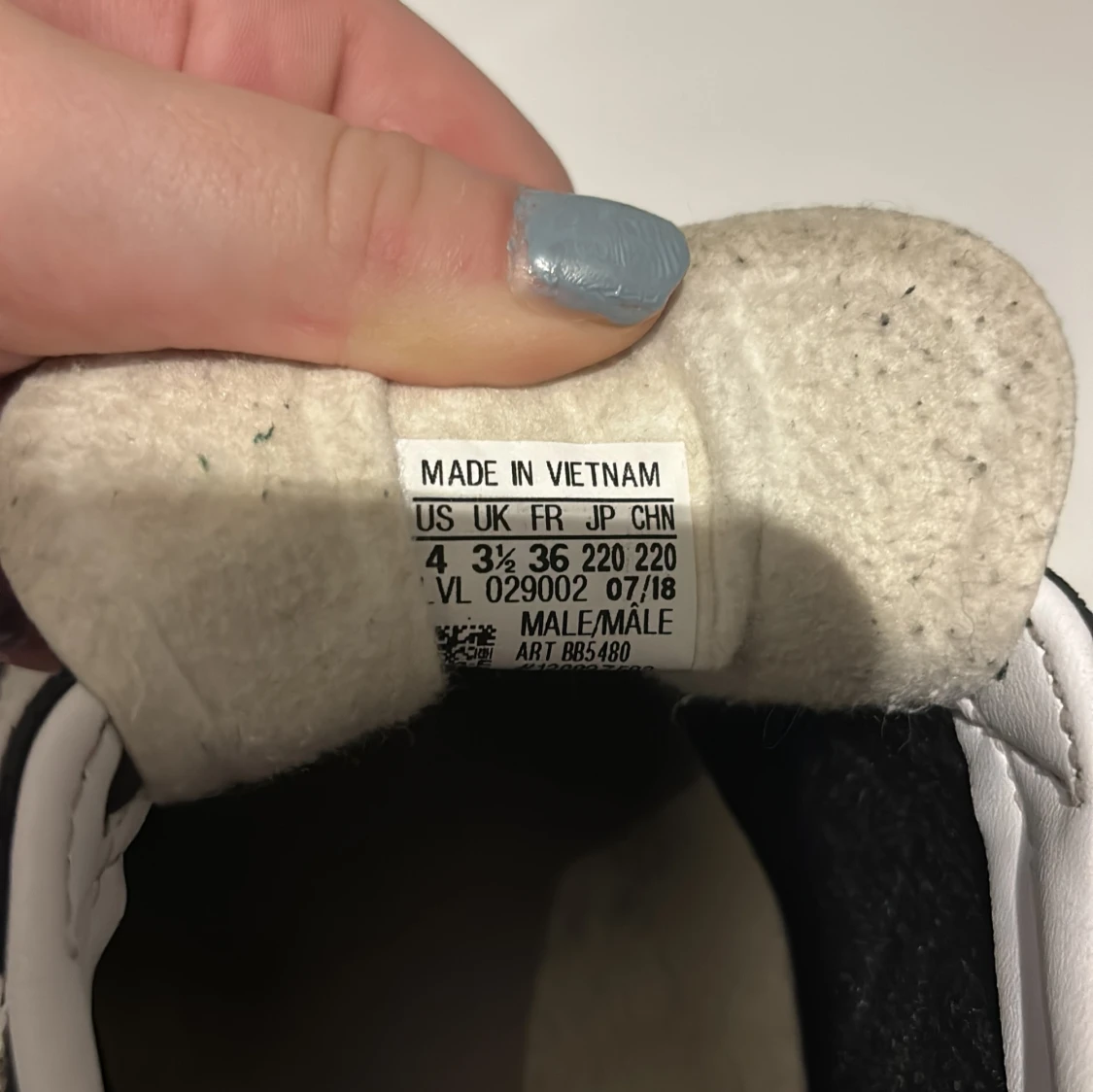 Ett par Adidas skor  - 93