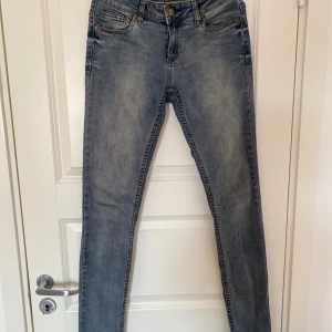 Lågmidjade Jeans - Lågmidjade jeans i storlek W26. Passar mig som bär storlek 34 i vanliga fall. Sitter snyggt och är lite vintage-style. Fint skick.