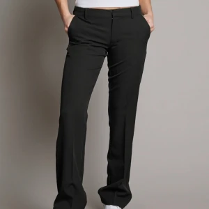 Kostymbyxor  - Jättefina svarta kostymbyxor från bikbok.