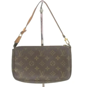 Louis Vuitton Pochette - En av Louis Vuittons mest populära väskor, Pochette är idealisk för att förvara dina dagliga nödvändigheter på ett elegant sätt. Det är väskan som varje väskälskare antingen har ägt eller velat ha i början av sin kollektion. 