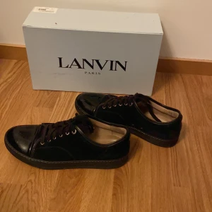 Svarta lanvins - Säljer ett par helsvarta lanvins, Allt Og förutom att jag slarvat bort kvitto. 7,5/10 skick storlek 42