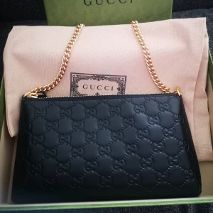 Gucci väska svart - Jättefin Gucci väska, aldrig använd. Äkta givetvis och den köptes i somras i Barcelona. 