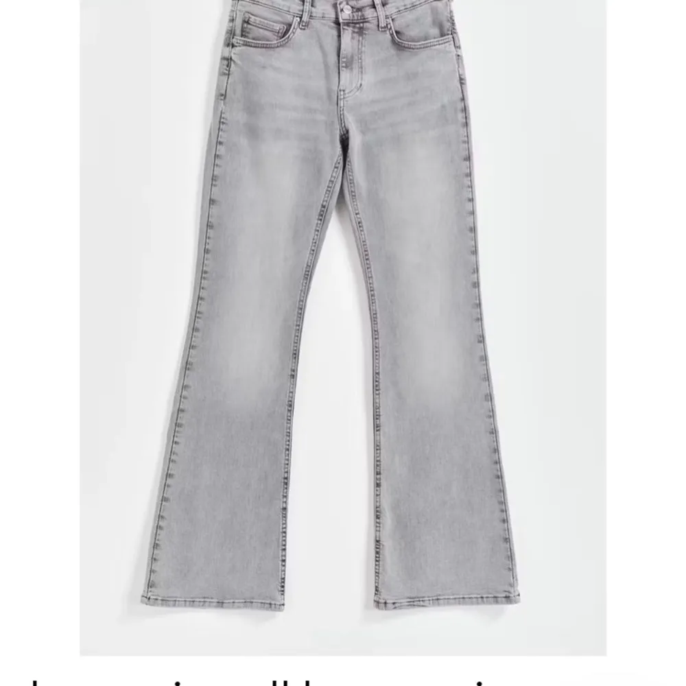 Säljer mina gråa lågmidjade jeans. Pris kan diskuteras ❤️  Kostar 500 kr i butik❤️. Jeans & Byxor.