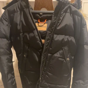 Parajumper - Barn jacka från 10 år. Köpte Storlek 10 år, 140-146 cm. den för 5000kr säljer 2000 men kan diskutera priset. Jacka är i bra skick, används något gånger. 
